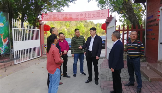 安溪县委常委常务副县长史思泉以四不两直方式到官桥龙门镇督导清明节